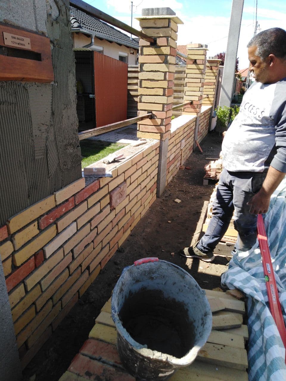 Zsalukő kerítés építése, burkolása, fugázása